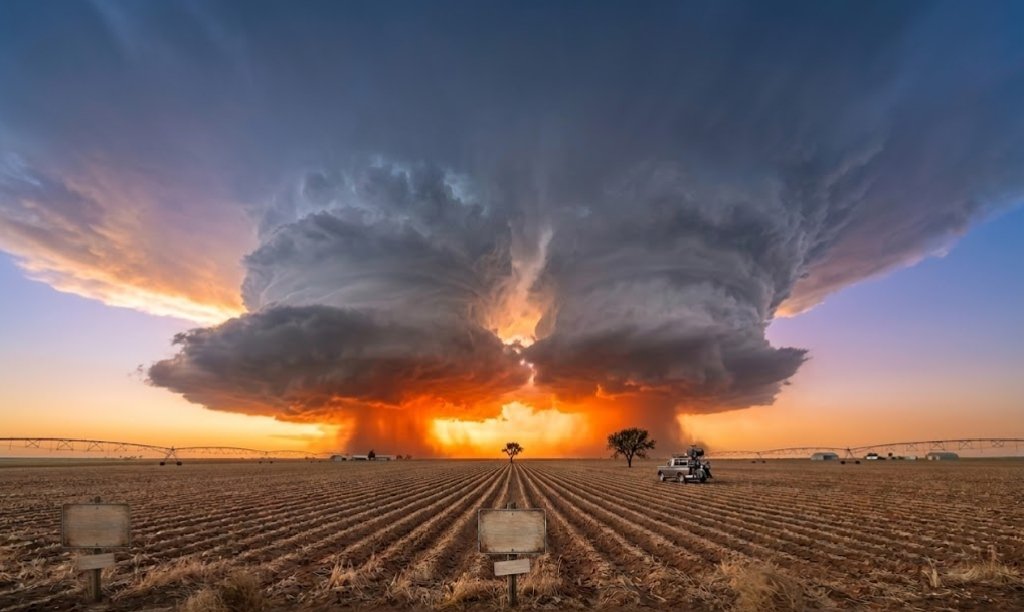InterestingSci1's tweet image. This is what happens when the Texas plains meet a perfectly balanced sky. An LP supercell near Earth, Texas, showing off the kind of "barbell" structure that chasers dream of.

No chaotic rain, no debris—just the skeletal beauty of a rotating giant.
#rain #Earth #Texas
