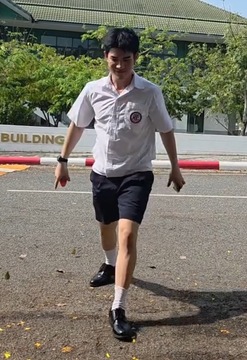 น้องโฟ้ดตอนกำลังเล่นอยู่ แต่แม่ใช้ให้ไปซื้อน้ำปลา (•̀⤙•́ )