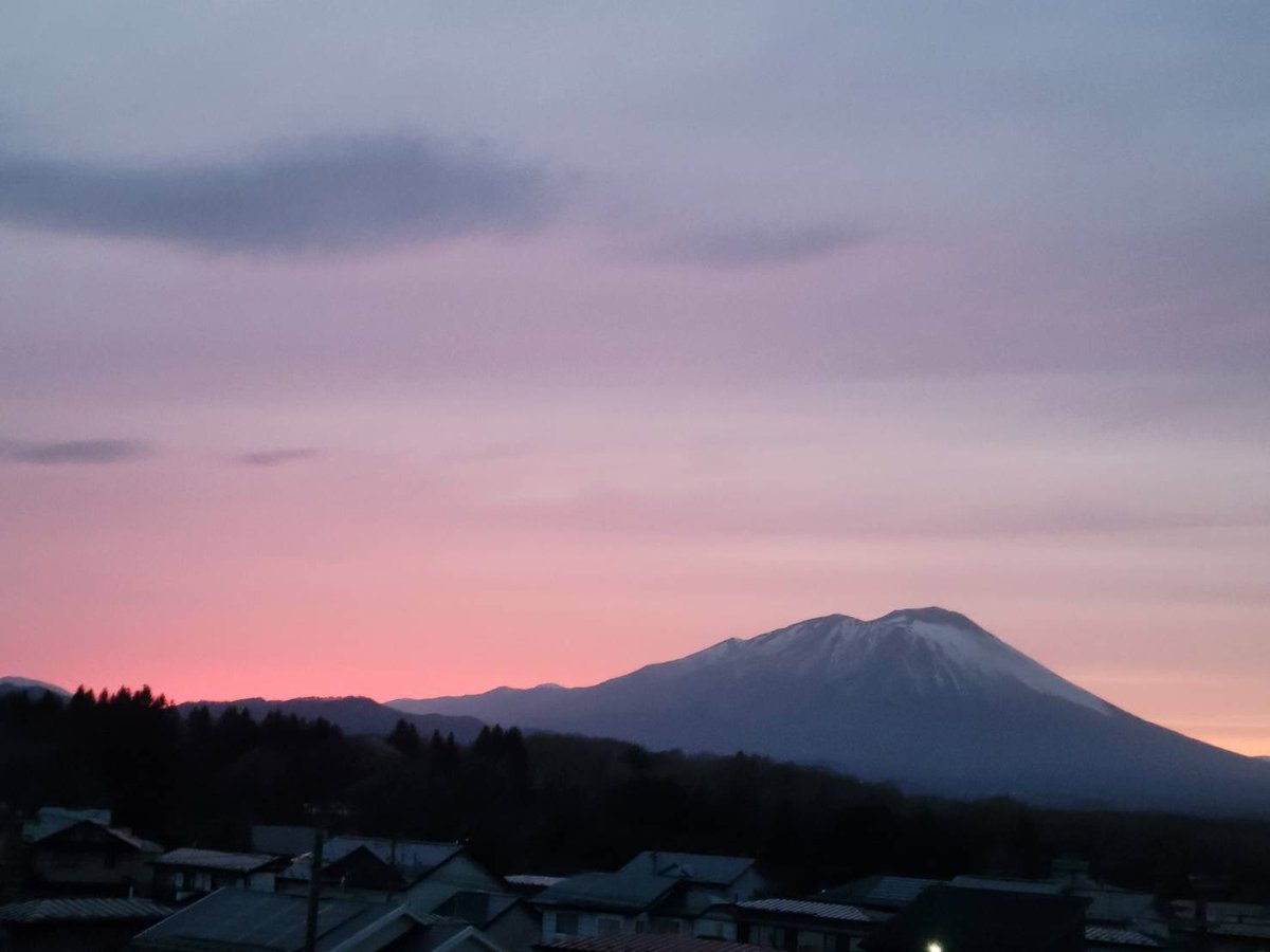 母から送られてきた、実家から見た岩手山の写真。