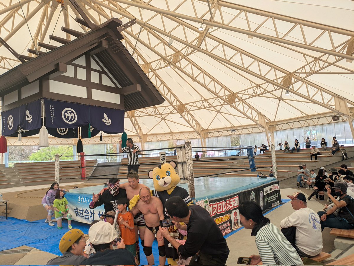 kaoran33's tweet photo. 賤母〜お昼のやぶはら食堂に向かってる間に木曽町相撲場でプロレスやってるってことで、初めてプロレスを見ましたー面白かった😁
#信州プロレス
#アントニオ小猪木
#アニマル浜栗
#長野県
#木曽福島 https://t.co/mzVGj68NQ3