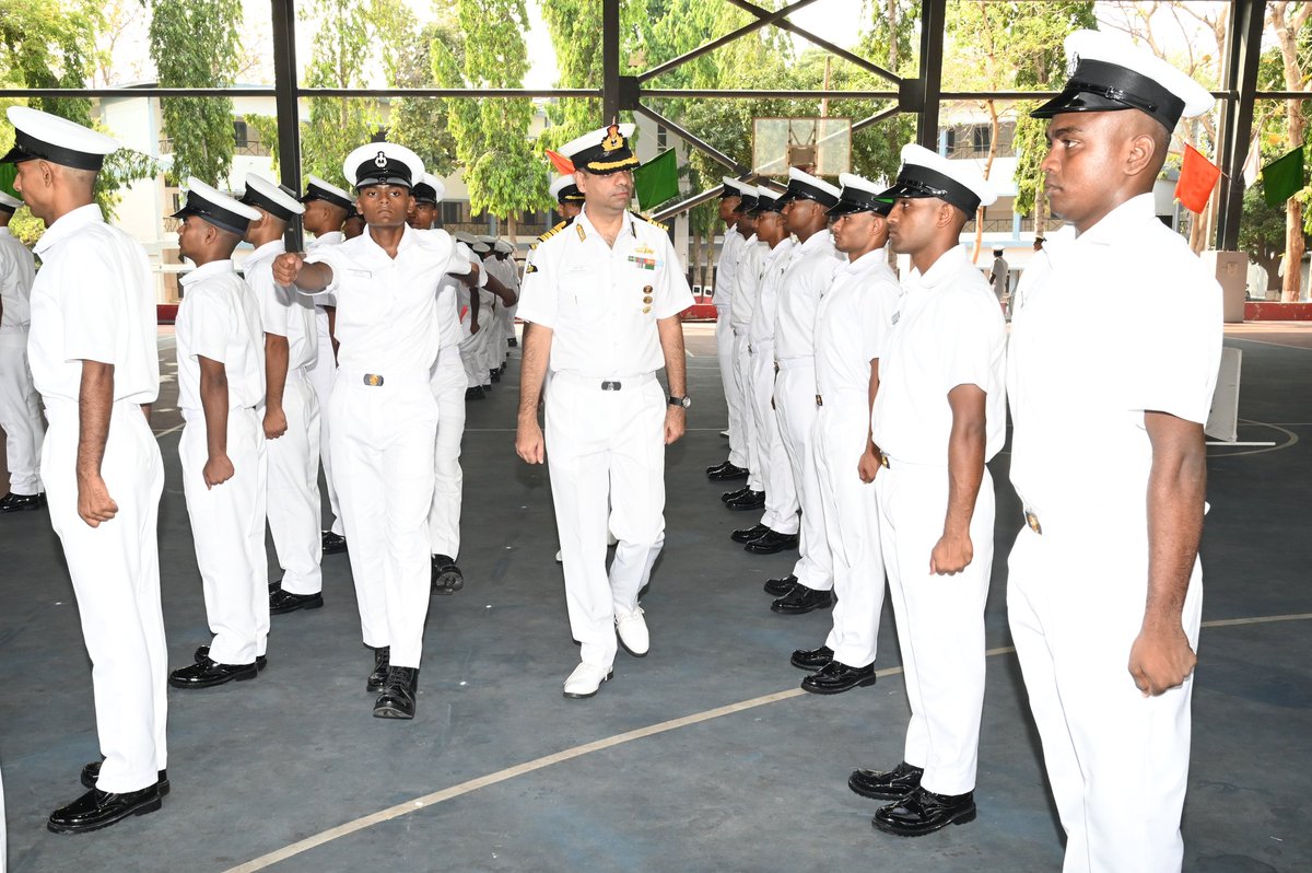 IN_Chilka's tweet image. Honouring dedication, discipline &amp;amp; grit 🇮🇳⚓

60 #Yantriks of the #IndianCoastGuard (Batch 01/26) marched forward after 9 weeks of intense training, ready to guard our maritime frontiers. The Passing Out Parade at #INSChilka was reviewed by Capt. Munish Sethi #TrgCapt,