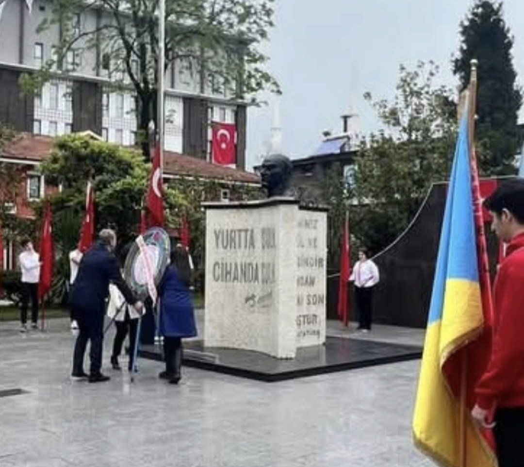 MemSurmene's tweet photo. 23 Nisan Ulusal Egemenlik ve Çocuk Bayramı kapsamında ilçemizde çelenk sunma töreni ve kutlama programı coşku içerisinde gerçekleştirildi. https://t.co/PJ7ShbqICj