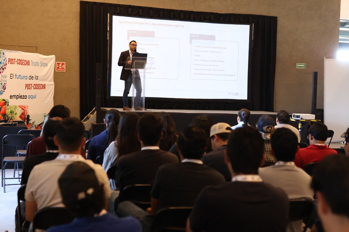 HispatecAGRO's tweet photo. 🇲🇽🌱 Octavio Herrera participó en el Postcosecha Trade Show en Peña de Bernal impartiendo una charla sobre #digitalización agrícola 📊🚜
💡 El agro avanza hacia procesos más conectados, eficientes y basados en datos
#Hispatec #AgTech #DigitalizaciónAgrícola #Postcosecha https://t.co/UJvw7k9DCj
