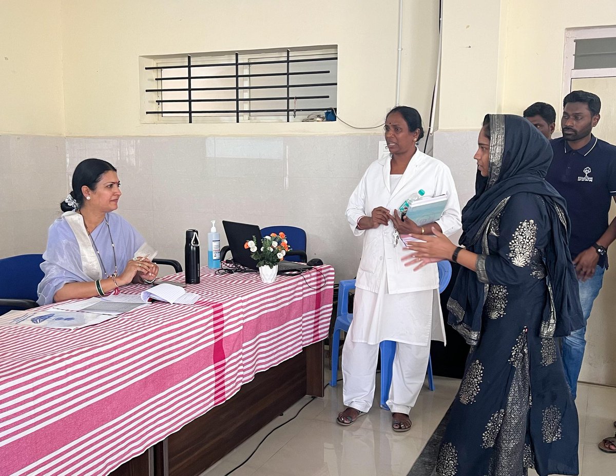 DrPrabhaSSM's tweet image. ದಾವಣಗೆರೆಯ ಚಾಮರಾಜಪೇಟೆಯ ಮಹಿಳಾ ಮತ್ತು ಮಕ್ಕಳ ಆಸ್ಪತ್ರೆಯಲ್ಲಿ ವೈದ್ಯರು, ಶುಶ್ರೂಷಕರು ಹಾಗೂ ಸಿಬ್ಬಂದಿ ವರ್ಗದವರೊಂದಿಗೆ ಸಭೆ ನಡೆಸಿ, ಆಸ್ಪತ್ರೆಯ ಕಾರ್ಯನಿರ್ವಹಣೆ, ಸೇವೆಗಳ ಗುಣಮಟ್ಟ ಹಾಗೂ ಸುಧಾರಣೆಗೆ ಸಂಬಂಧಿಸಿದ ಪ್ರಮುಖ ವಿಷಯಗಳ ಕುರಿತು ಚರ್ಚಿಸಲಾಯಿತು.
#Davanagere #Healthcare #PublicHealth
#HospitalVisit