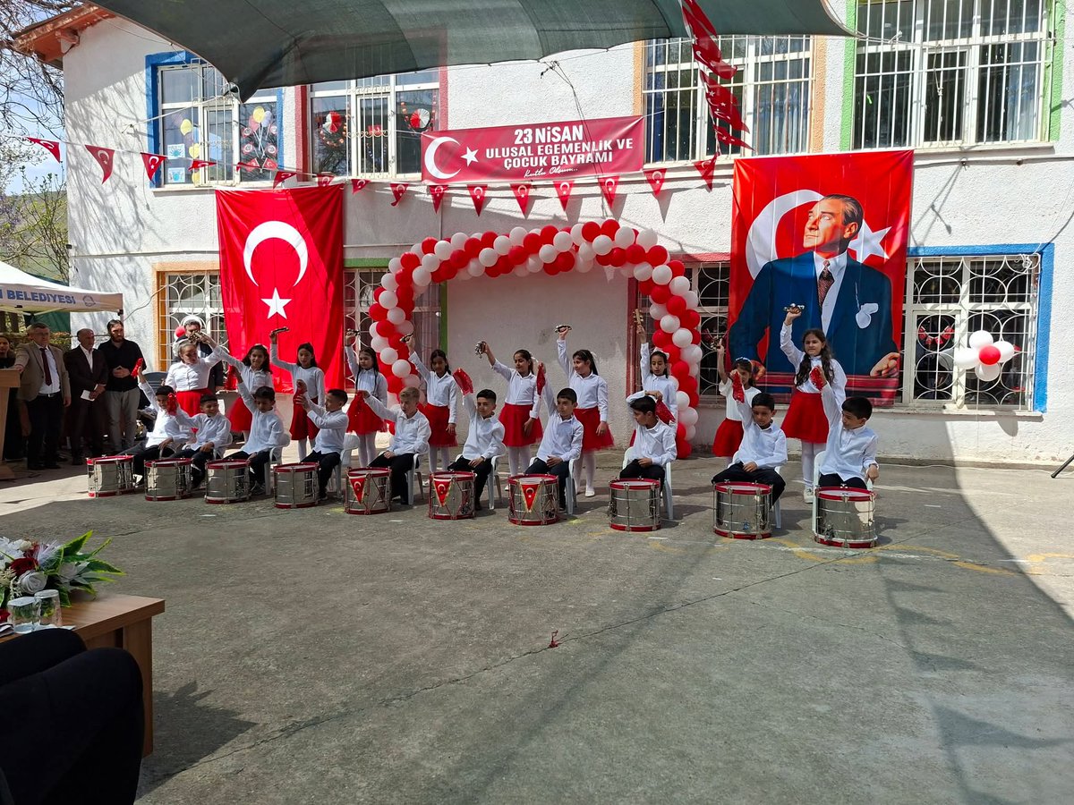 23 Nisan Ulusal Egemenlik ve Çocuk Bayramı Coşkuyla Kutlandı.

Fevzi Çakmak İlkokulu'nda gerçekleştirilen kutlama programına İlçe Kaymakamımız Furkan ATALIK, Belediye Başkanı Yücel DOĞAN, Cumhuriyet Savcısı Gülnur CANSIN, ilçe protokolü, öğrencilerimiz ve velililerimiz katıldı.