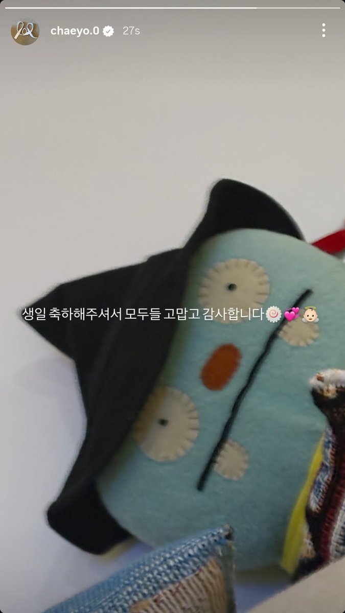 Chaeyoung's IG story caption:

"Feeling grateful and thank you so much for the birthday greetings, everyone 🍥💕👼"