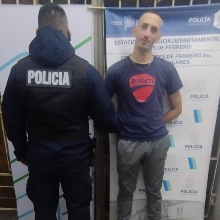 🚨 #ALERTA | EL HINCHA DE GIMNASIA QUE AGARRÓ UNA CÁMARA DE TV EN PLENO PARTIDO SE ENCUENTRA DETENIDO

📌 "Personal policial procedió a la demora de un masculino (de 35 años) que se encontraba trepando paredes de la tribuna, para gritar "Libertad a Palestina" frente a una cámara