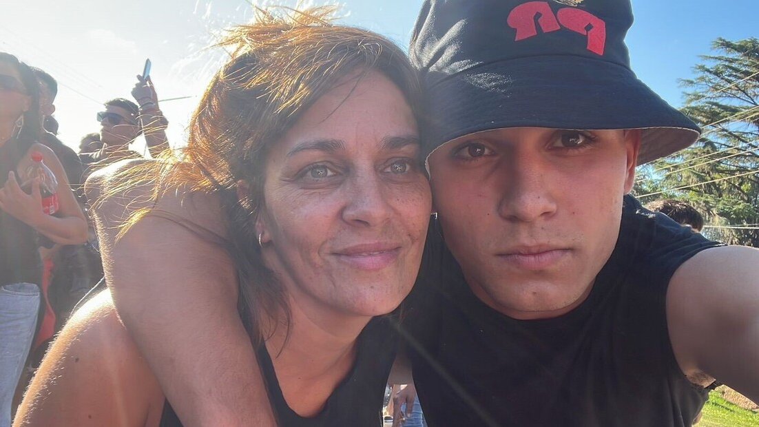 clarincom's tweet photo. UN FUTBOLISTA DE 18 AÑOS MURIÓ EN UNA OPERACIÓN DE RODILLA. SU FAMILIA  SIGUE PIDIENDO EXPLICACIONES

Camilo Nuin, jugador de San Telmo de 18 años, murió el 25 de junio de 2025 durante una operación de ligamentos cruzados considerada de rutina en la Clínica Espora de Adrogué. Sufrió un paro cardiorrespiratorio durante la intervención.

A casi diez meses, su familia asegura que no sabe qué ocurrió dentro del quirófano y sostiene que hubo mala praxis. Apuntan al cirujano y al anestesista. La causa judicial no tiene imputados y aún esperan resultados clave, como el análisis toxicológico.

La madre del joven, Anabella Bianucci, convocó a una marcha este viernes para reclamar avances en la investigación y exigir explicaciones sobre lo que le pasó a su hijo.

(+) en Clarín: https://t.co/gG3u4oYLZE
Foto: Camilo Nuin y Anabella, su madre.