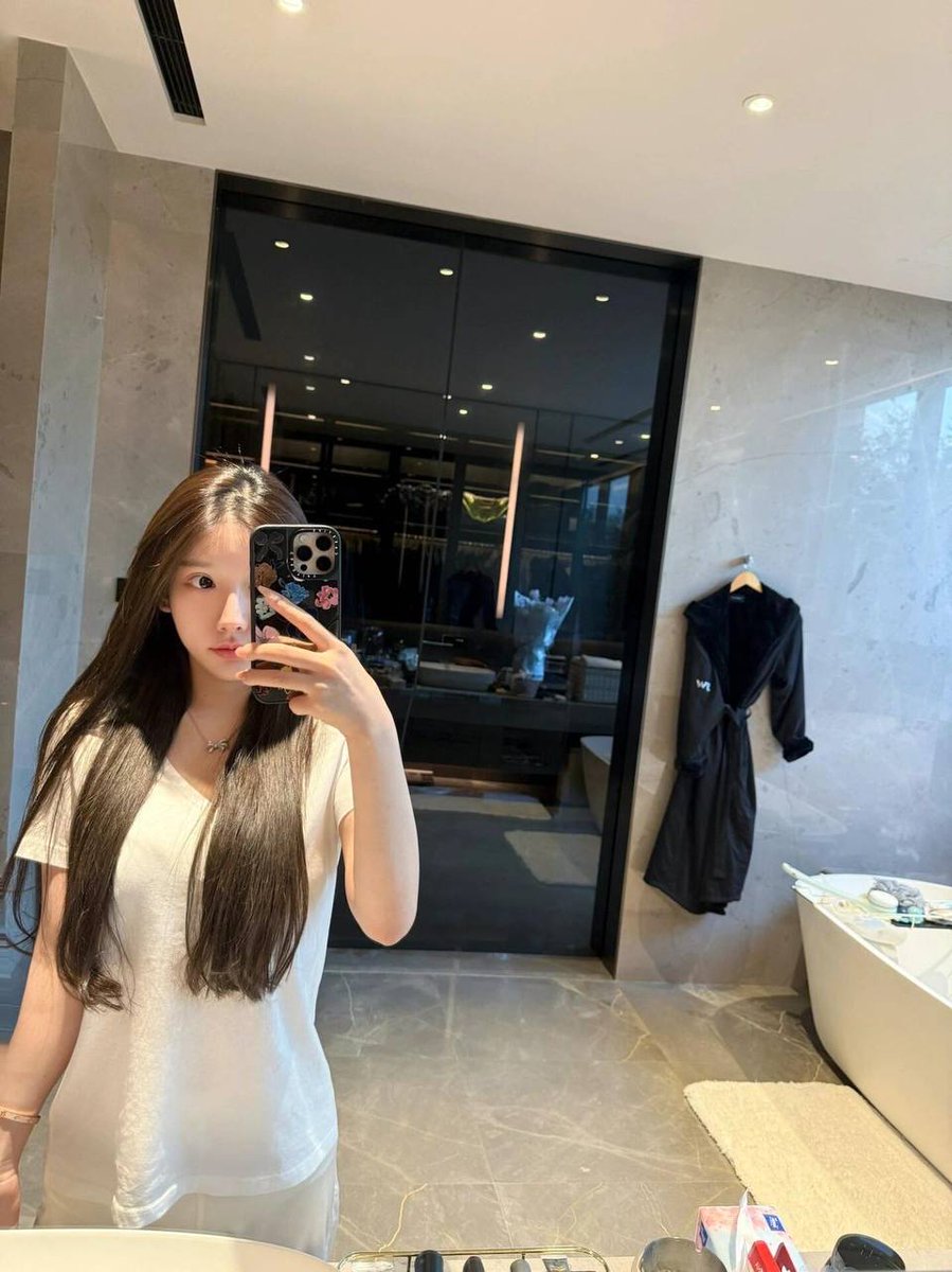 推特萝莉（广州深圳美少女）账号贴门上 tweet media