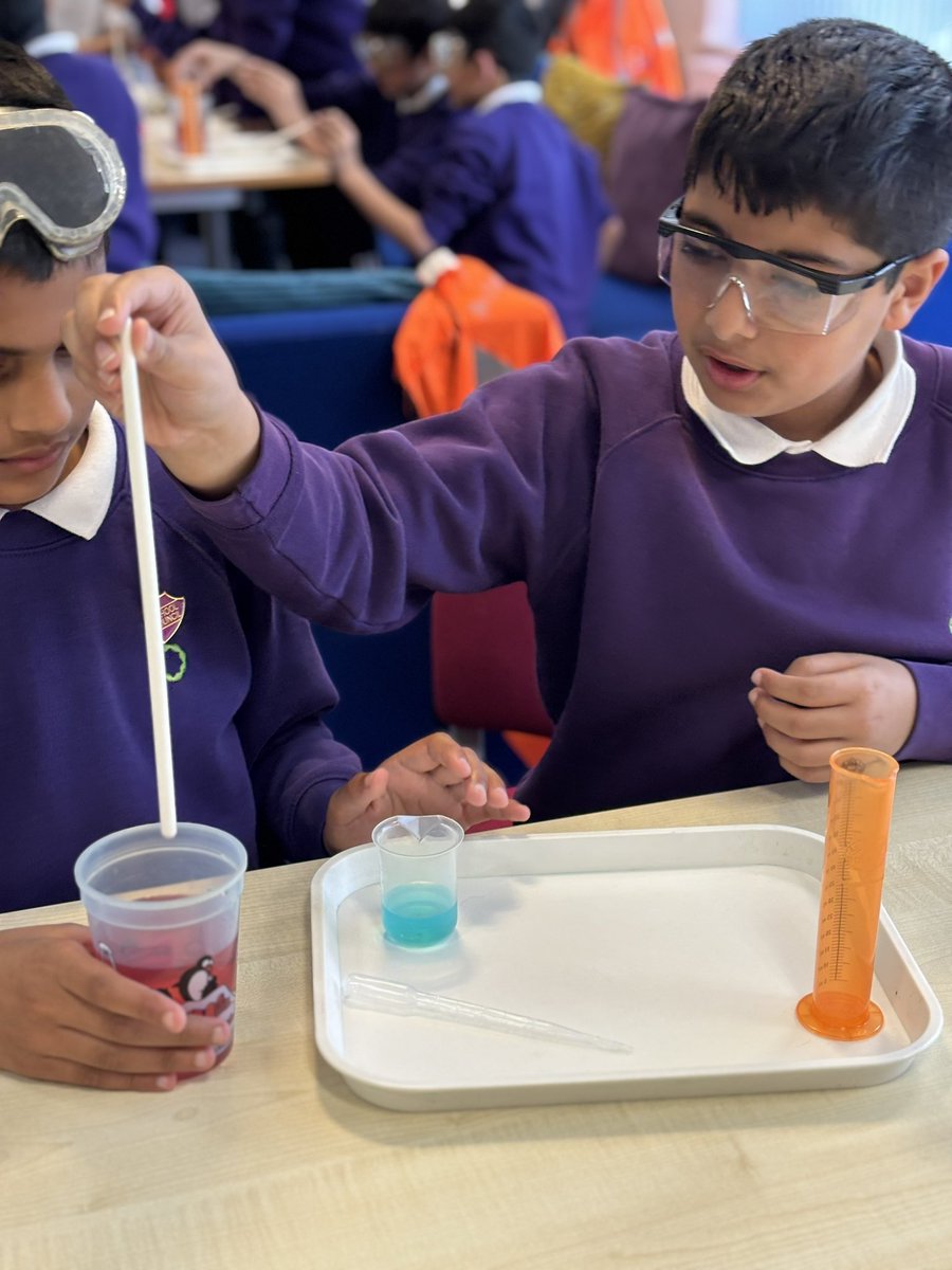 olive_bolton's tweet image. Science enrichment underway #AfterSchool #Clubs #LoveLearning #Awe #Wonder #Curiosity #Scientists #Ambition #WeAreStar @MadScienceNW