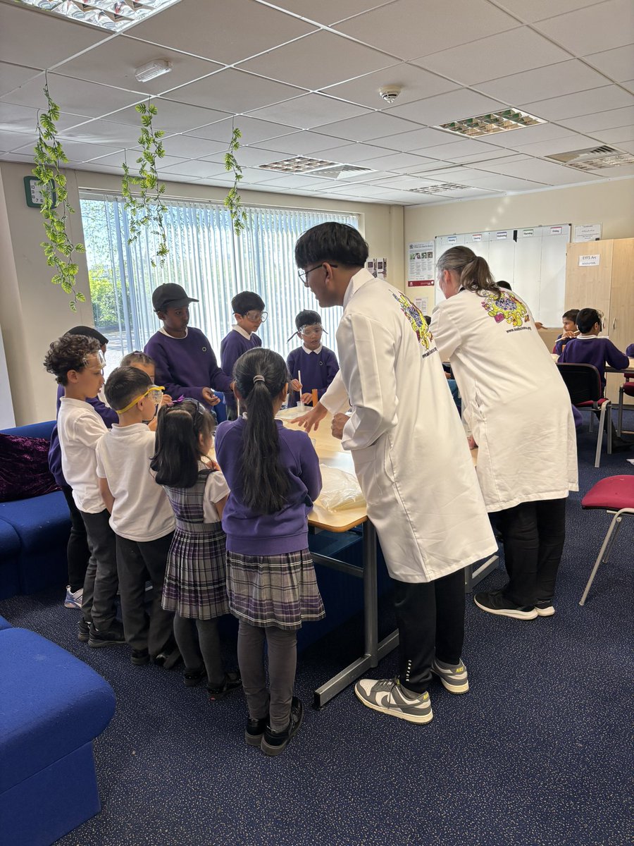 olive_bolton's tweet image. Science enrichment underway #AfterSchool #Clubs #LoveLearning #Awe #Wonder #Curiosity #Scientists #Ambition #WeAreStar @MadScienceNW