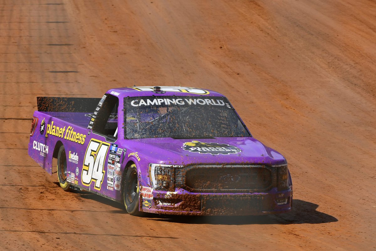 Fluggswashere's tweet image. Despite finishing well in this truck I feel like nobody remembers this @joeylogano Planet Fitness truck. It'd run in the 2022 Bristol Dirt race. 

#ForgottenRidesFriday #ForgottenRides #NASCAR #JoeyLogano #PlanetFitness