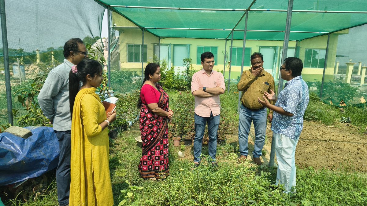 DBalasore's tweet photo. Visit of @dbalasore to Nilgiri &amp; Sadar blocks to review MKUY initiatives. Inspected 14 cow -dairy unit and 22,000 capacity EC broiler farm, and visited a 20,000 capacity broiler unit at Sargaon along with CDVO and other concerned officials . https://t.co/GZ0ZZEuAlb