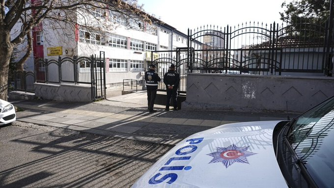 Okullarda 7 basamaklı güvenlik dönemi:

1-Okullarda risk analizi ve tehdit tanımlamaları baştan yapılarak mevcut sistem tamamen güncellenecek.

2-Fiziki güvenlik önlemleri artırılacak; okul giriş-çıkışları, çevre güvenliği ve denetimler daha sıkılaştırılacak.

3-Kolluk