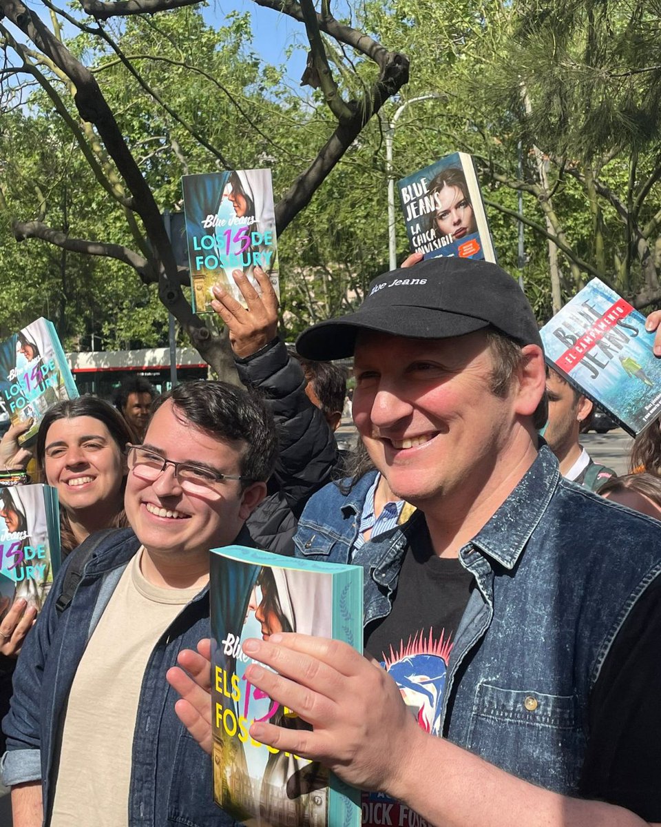 Planetadelibros's tweet photo. Barcelona hoy está más bonita que nunca, rodeada de rosas y libros para regalar y leer. 🌹 https://t.co/cj0Jay3GuV