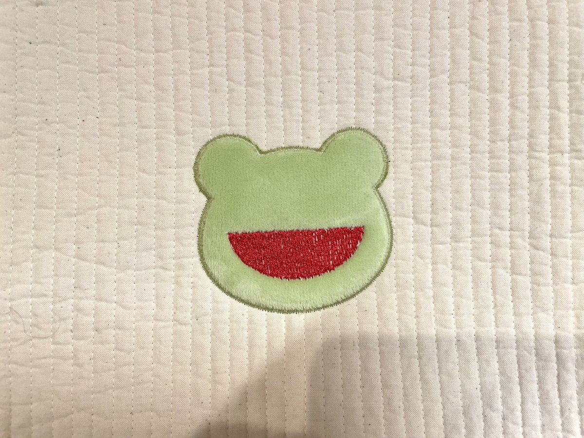 ヌビにモフモフかえるアップリケ。ボア生地の下にフェルト挟んでいるから写真では分かりにくいけどプックリしたアップリケになっています。フェルト挟んでいるのはオオミズアオだった時に翅の筋(？)を厚み出して強調したかったから。