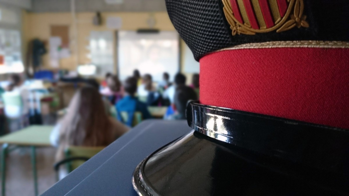DiariEducacio's tweet photo. Polèmica davant la decisió de la Generalitat de desplegar mossos de paisà als instituts

https://t.co/m9MZSqW2L7 https://t.co/eayc3pT4KJ