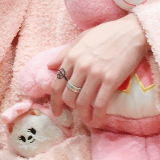 [260423] weverse dm 🧸💬

🧸 ah right, i should wear my ring before bed
🧸 choi bamgyu is a dummy

note: beomgyu forgot to wear the team ring today so he drew it on his finger during the fansign 😭 [📸 cr. SnowBeomgyu_313]
