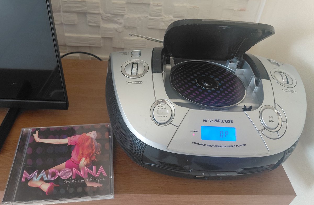 yutkuly's tweet photo. #madonnastreamingparty #teamomae https://t.co/uMPt5u5o6a