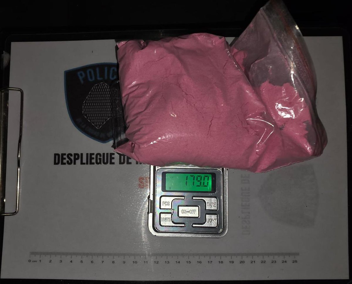 24conurbano's tweet image. #Caba SIMULABA SER TRABAJADORA SEXUAL PARA VENDER DROGAS SINTÉTICAS, LA TOMARON DE SORPRESA EN UN OPERATIVO DE SATURACIÓN Y LE ENCONTRARON 250 GRAMOS DE "TUSI" DEBAJO DE SU ROPA Y EN LA CARTERA

La Policía de la Ciudad detuvo a una mujer de 26 años durante un procedimiento a la
