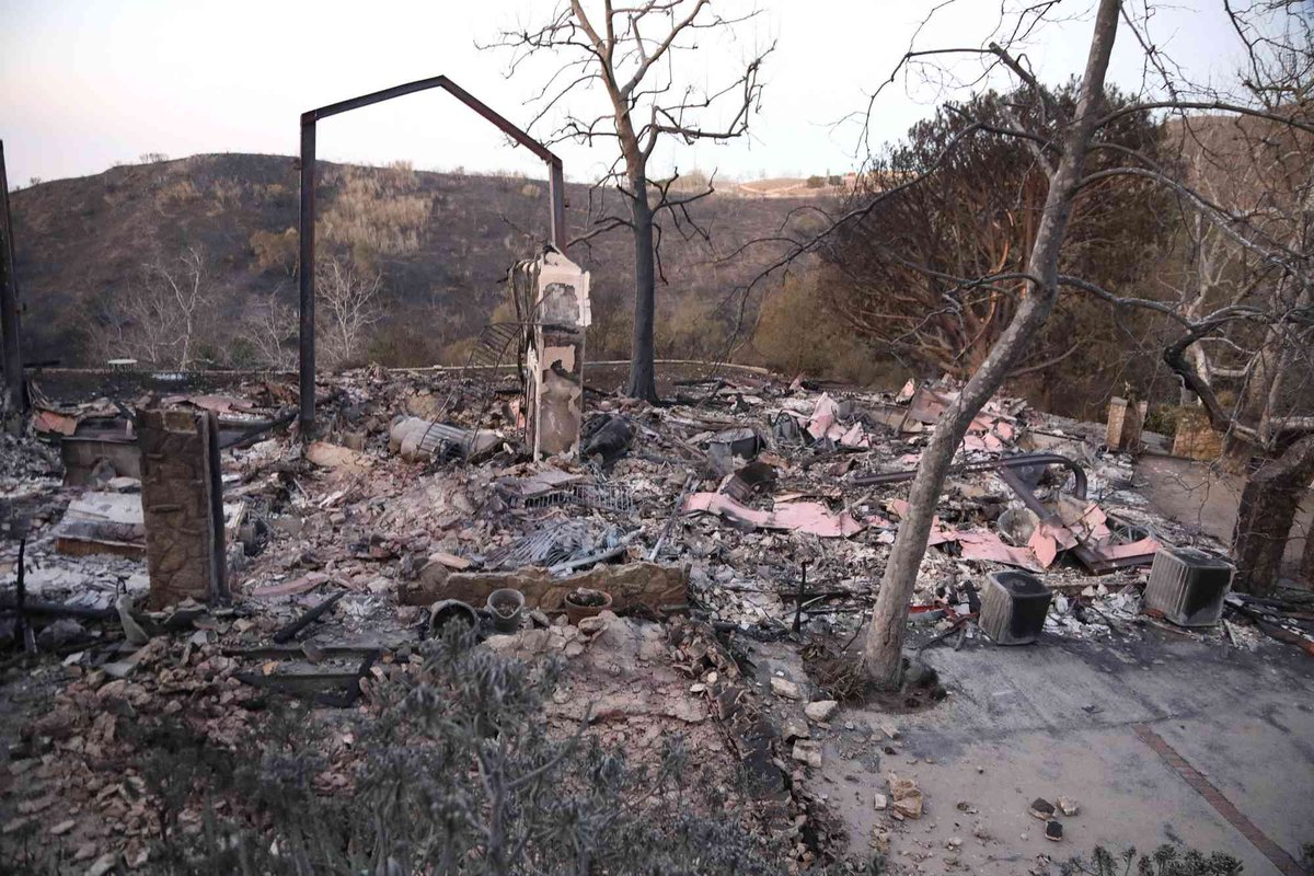 >Be Mel Gibson
>Hollywood legend and director of The Passion of the Christ
>A devastating wildfire sweeps through California in 2025
>Literally loses his $14.5 million Malibu mansion to the flames
>"God GIVES, God TAKES AWAY. We enter with nothing. We leave with nothing."