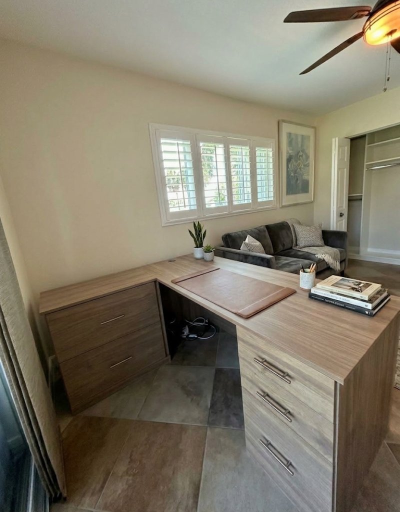 JClosets88693's tweet image. Work better, not harder.

This home office keeps everything within reach with a custom L-shaped desk and built-in drawers. Plus, a reach-in closet adds hidden storage for a clutter-free space.

Clean. Functional. Focused. 📩 

#jlclosets #homeorganization #homeoffice