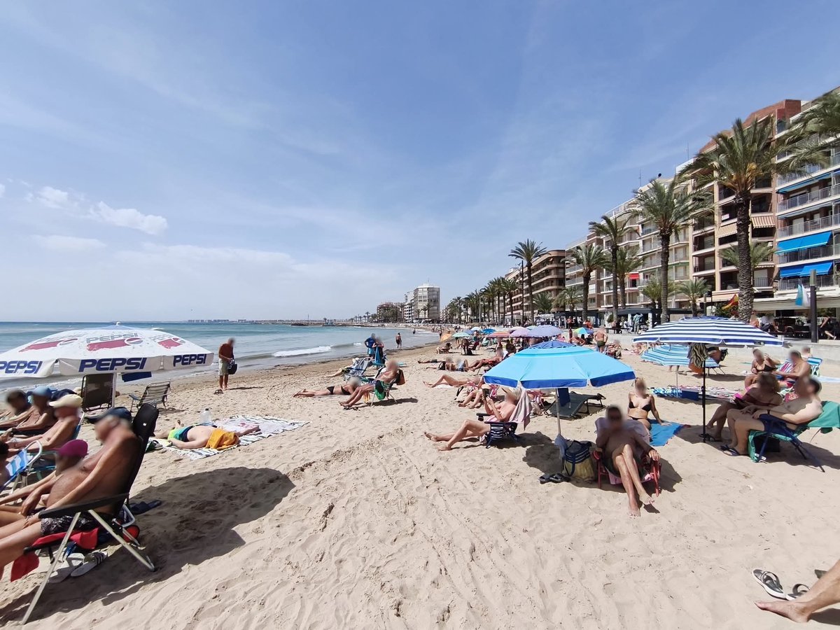 MeteOrihuela's tweet photo. ¡Tomando el Sol antes de que vuelva a aumentar la nubosidad en los próximos días! Este mediodía (23/04/2026), vistas de la Playa del Cura, en #Torrevieja (#Alicante). Aforo considerable para la fecha, con 22°C en la orilla del mar. Imágenes: Alex Edel. https://t.co/q4XSQtXimD