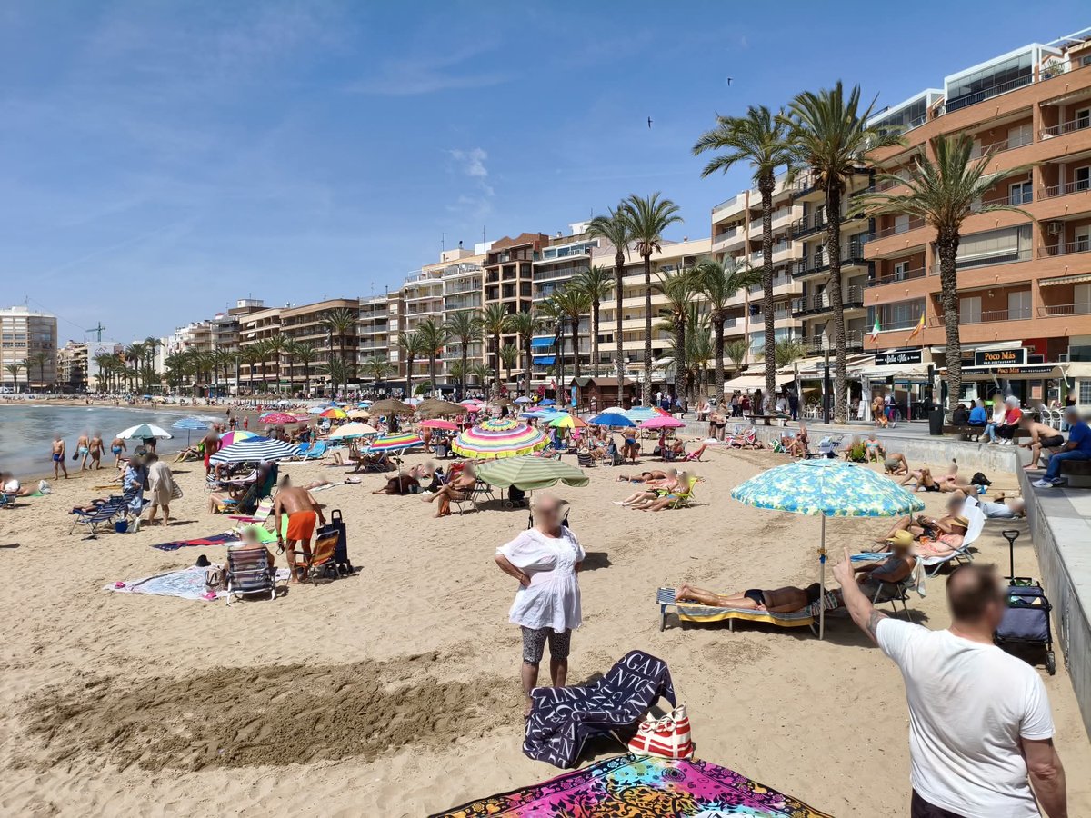 MeteOrihuela's tweet photo. ¡Tomando el Sol antes de que vuelva a aumentar la nubosidad en los próximos días! Este mediodía (23/04/2026), vistas de la Playa del Cura, en #Torrevieja (#Alicante). Aforo considerable para la fecha, con 22°C en la orilla del mar. Imágenes: Alex Edel. https://t.co/q4XSQtXimD