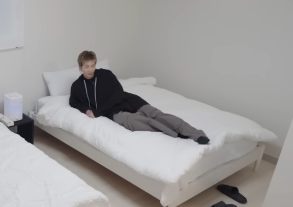 JKN4STY's tweet photo. oque você faria se entrasse no seu quarto e encontrasse o namjoon deitado assim ? https://t.co/zY3ElpgFVO