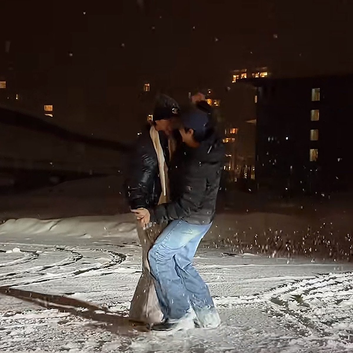 ได้เที่ยวด้วยกัน ได้ทำอะไรใหม่ๆด้วยกัน เล่นสนุกกัน เต้นด้วยกัน ทั้งๆที่หิมะตกหนักขนาดนี้แต่คงจะมีความสุขมากจนลืมหนาวแน่เลย 🥺 #Williamest