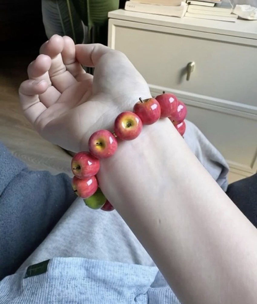 ReddCinema's tweet photo. apple bracelet https://t.co/mrKS0BbUPV