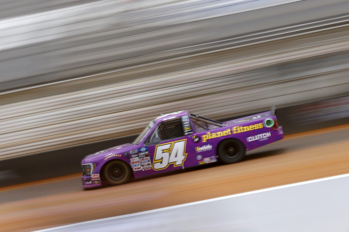 Fluggswashere's tweet image. Despite finishing well in this truck I feel like nobody remembers this @joeylogano Planet Fitness truck. It'd run in the 2022 Bristol Dirt race. 

#ForgottenRidesFriday #ForgottenRides #NASCAR #JoeyLogano #PlanetFitness