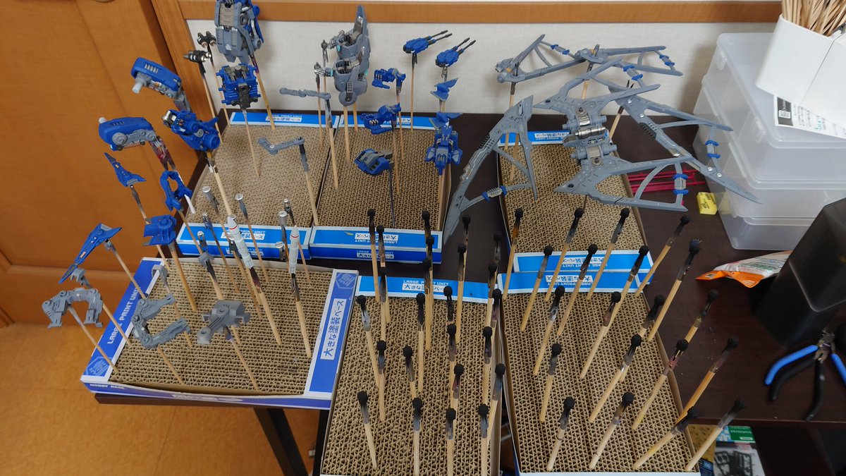 ようやく終わった…
HMMサラマンダー、明日組み上げるぞ！

パーツ紛失とか組んでる最中に破損しない事を祈る…