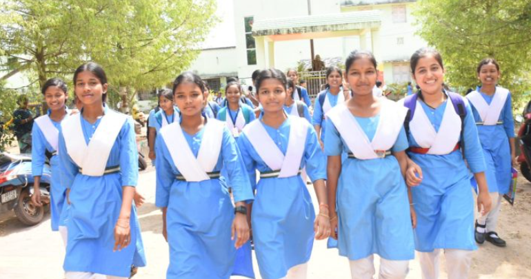 ArgusNews_in's tweet image. #Odisha I Cuttack district administration announces the closure of all schools and Anganwadi centres across the district till April 27, 2026 due to the prevailing heat wave. 

Teachers may conduct #onlineclasses to complete the syllabus, as directed by Collector and District