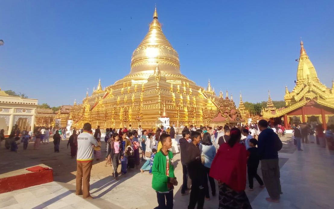 Myanmar_Watch12's tweet image. 60,000+ pilgrims flood Shwezigon Pagoda during Thingyan 2026-up from 42,000 last year. Faith, culture, and resilience shine despite hardships. 🇲🇲
#Thingyan2026 #Myanmar #Bagan #Tourism