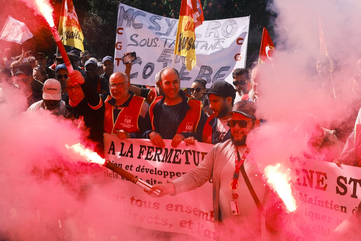 lacgtcommunique's tweet photo. 💥 « Ça fait 80 ans qu’on fabrique des voitures. On ne va pas laisser mourir l’usine comme ça »

La colère gronde chez Stellantis Poissy après l'annonce par la direction de l'arrêt de la production en 2028. Plusieurs centaines de salarié·es et d’employé·es de la sous-traitance se sont rassemblé·es en intersyndicale pour contester cette décision brutale.

Cette annonce a un goût amer. Les salarié·es ont accepté des sacrifices. Venir travailler gratuitement le samedi, suppression des pauses… en échange d’une promesse : un modèle à produire. « Ils n'ont pas tenu parole », dénonce un ouvrier.

La veille dans l'usine, la direction a tenté de mettre la pression. « Ils nous ont dit : “Si vous allez au rassemblement, vous ne serez pas retenus pour les postes qui resteront” » raconte un témoin.

Malgré tout, la détermination est intacte. « On ne demande rien d’autre que de travailler ! » martèle Rachid, délégué syndical. « Cette usine, c’est un haut lieu de la lutte. Et elle luttera jusqu’au bout. » conclut-il.