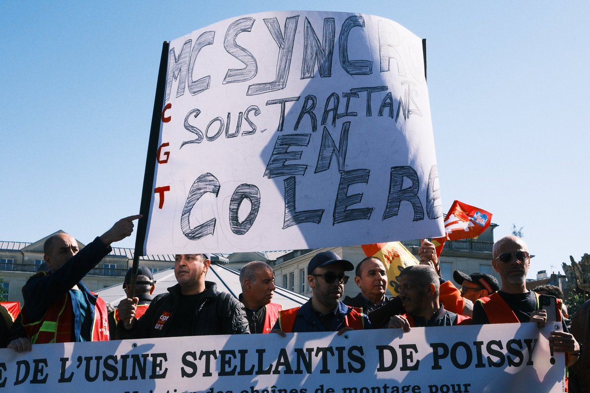 lacgtcommunique's tweet photo. 💥 « Ça fait 80 ans qu’on fabrique des voitures. On ne va pas laisser mourir l’usine comme ça »

La colère gronde chez Stellantis Poissy après l'annonce par la direction de l'arrêt de la production en 2028. Plusieurs centaines de salarié·es et d’employé·es de la sous-traitance se sont rassemblé·es en intersyndicale pour contester cette décision brutale.

Cette annonce a un goût amer. Les salarié·es ont accepté des sacrifices. Venir travailler gratuitement le samedi, suppression des pauses… en échange d’une promesse : un modèle à produire. « Ils n'ont pas tenu parole », dénonce un ouvrier.

La veille dans l'usine, la direction a tenté de mettre la pression. « Ils nous ont dit : “Si vous allez au rassemblement, vous ne serez pas retenus pour les postes qui resteront” » raconte un témoin.

Malgré tout, la détermination est intacte. « On ne demande rien d’autre que de travailler ! » martèle Rachid, délégué syndical. « Cette usine, c’est un haut lieu de la lutte. Et elle luttera jusqu’au bout. » conclut-il.