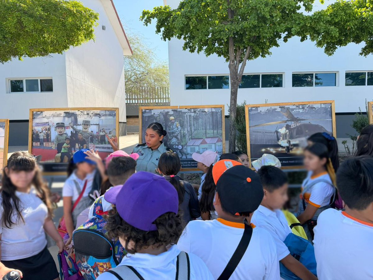 GN_MEXICO_'s tweet image. La Coordinación Estatal de la #GuardiaNacional en #Sonora, recibió en sus instalaciones a estudiantes de una escuela de nivel básico. Mediante un recorrido y la exhibición de uniformes y vehículos, se dieron a conocer las acciones que se realiza la institución en beneficio de