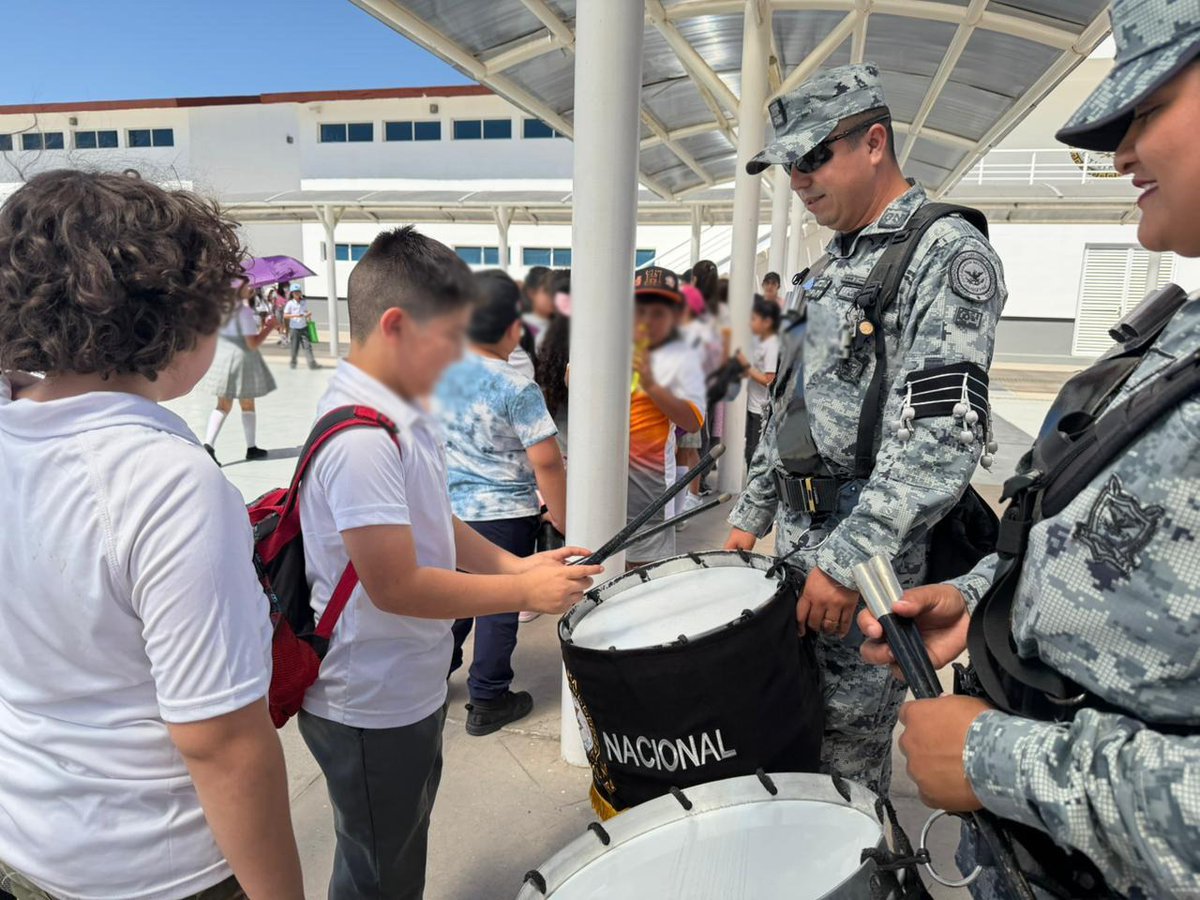 GN_MEXICO_'s tweet image. La Coordinación Estatal de la #GuardiaNacional en #Sonora, recibió en sus instalaciones a estudiantes de una escuela de nivel básico. Mediante un recorrido y la exhibición de uniformes y vehículos, se dieron a conocer las acciones que se realiza la institución en beneficio de