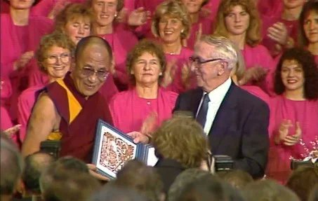 TibetCollective's tweet image. FLASHBACK:
In 1989,HH @DalaiLama  was awarded the Nobel Peace Prize for his nonviolent struggle for #Tibet. 

He said the prize was not just for him, but for all who believe in peace, compassion, and the dignity of every human being.
