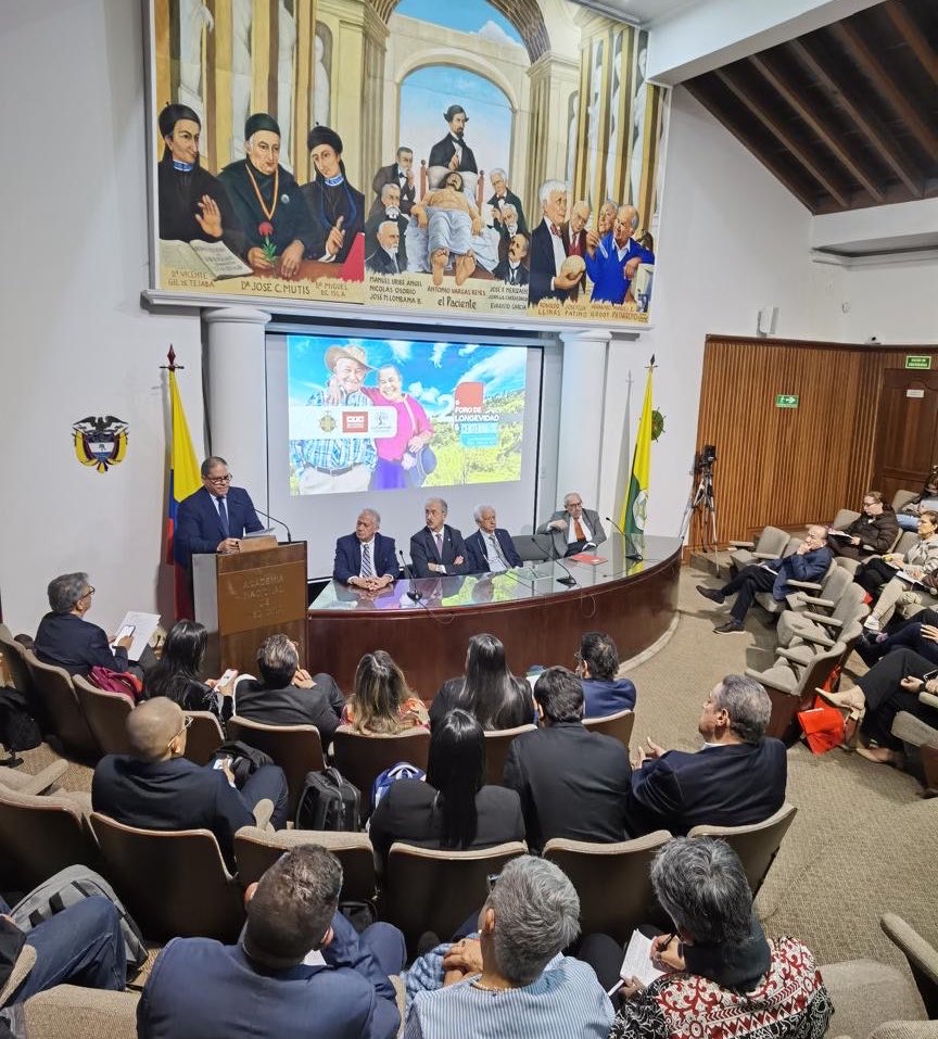 EduardoCrissien's tweet photo. Hoy desde el Foro de Longevidad y Centenarios: La oportunidad del siglo XXI, reafirmamos nuestro compromiso con la ciencia y la investigación para anticiparnos a los retos del envejecimiento. Vivir más es una realidad; el desafío es vivir mejor, con salud y dignidad. 👏🏻 https://t.co/yVAF5u9pDi