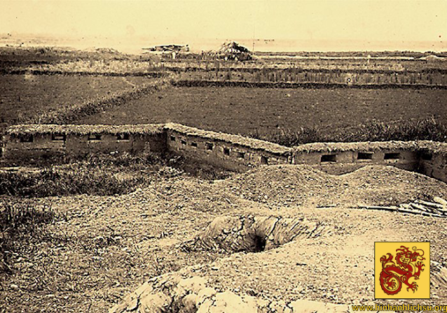 During the 18th–19th centuries, Vietnamese castle architecture still showed the overshadowing influence of the Renaissance style of firing mechanics, especially in the appearance of the parapet wall.