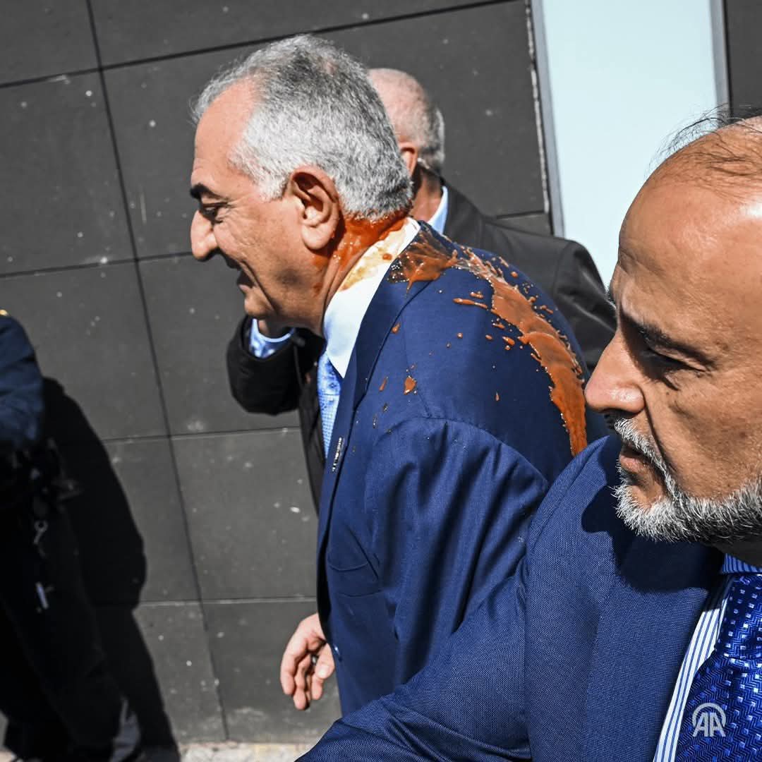 Iran_English1's tweet image. UURGENT: Reza Pahlavi met with a "chilly" reception in Berlin today. An Iranian individual reportedly doused him with tomato paste during a public appearance. Footage shows the substance on his neck and back. 🍅🇩🇪 #BreakingNews #IranProtests