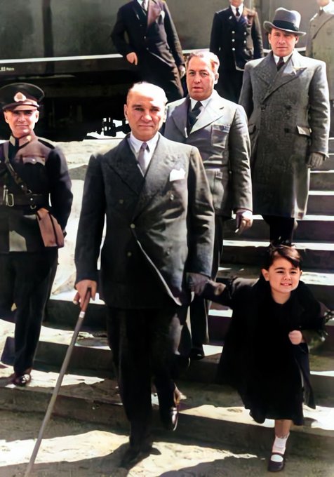 Hmzaayhan7's tweet photo. “Küçük hanımlar, küçük beyler! Sizler hepiniz geleceğin bir gülü, yıldızı ve ikbal ışığısınız. Memleketi asıl ışığa boğacak olan sizsiniz.”
#23NisanUlusalEgemenlikveÇocukBayramı https://t.co/gRQLywrblV