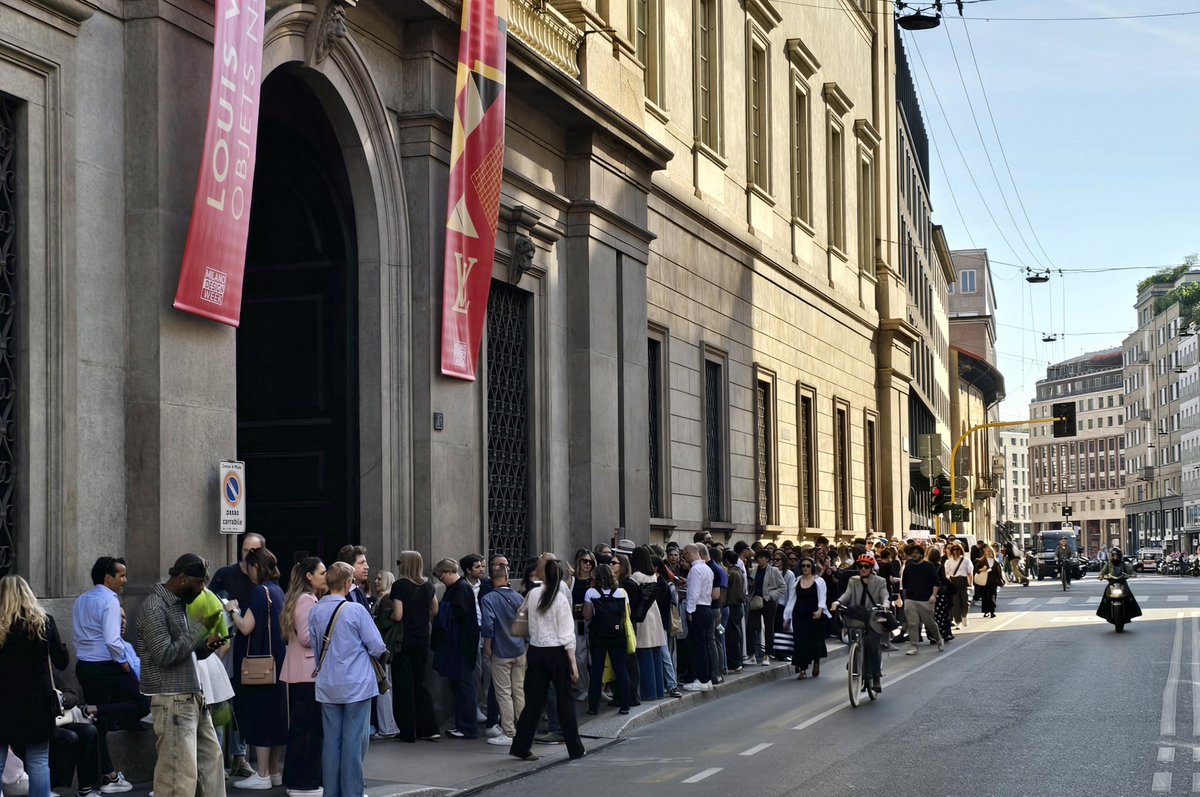 ClaudioBorghi's tweet image. #Fuorisalone Milano e anche fuori dai palazzi perché questa è la coda per entrare all'esibizione di @LouisVuitton 😅