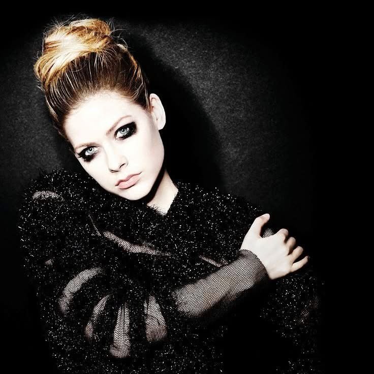aboutavrilla_'s tweet image. #facts 
"En cuanto a las letras, me esforcé por hablar de temas diferentes de los que no había hablado antes. No quería ser tan simple. Intenté expresarme de verdad y profundizar".

- @AvrilLavigne hablando sobre su álbum homónimo. 🖤🖤
