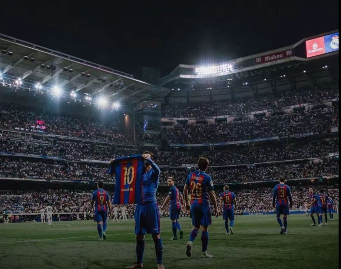 MessiLeoBrasil_'s tweet photo. Há exatos 9 ANOS, Lionel Messi acabava com o Real Madrid e fazia a comemoração mais icônica de sua carreira.

​O gol 500, a vitória no último minuto e o batismo na frente de milhares de madridistas. O dia em que o estádio passou a ser chamado de Santiago Bernaléo. 

Histórico. 🐐 https://t.co/xhdJmQXzq3
