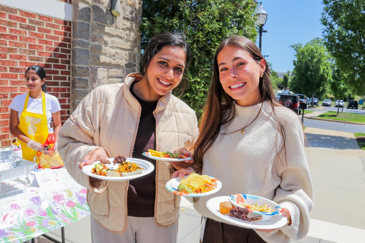 VCOMCAROLINAS's tweet photo. VCOM-Carolinas held its Food and Nutrition as Medicine (FANAM) End of Year Event on April 20. Second year students showcased the skills they learned in the elective with a wide selection of foods they prepared. 

#vcomcc #FANAM #food #nutrition #medschool #Spartanburg https://t.co/M7rTeKiLUl