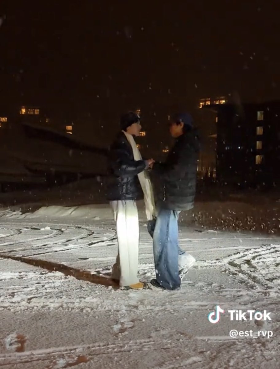 ทริปญี่ปุ่นมีอะไรทำไมวลอถึงชอบมากขนาดนี้ เหมือนแค่พูดถึงก็ยิ้มกันแล้วอะ ลงรูปก็เยอะ ถ่ายติดเค้า ตั้งใจถ่ายเค้า ถ่ายรูปคู่ด้วยกัน ดูเป็นโมเม้นที่ลืมไม่ลงมาก มีวนเอามาลงใหม่ตลอด ขนาด LDR กันอยู่ คลิปลงสตอรี่ก็เป็นทริปนี้ ครบรอบ 2 ปี คลิปติ๊กต่อกที่ลงก็เป็นของทริปนี้