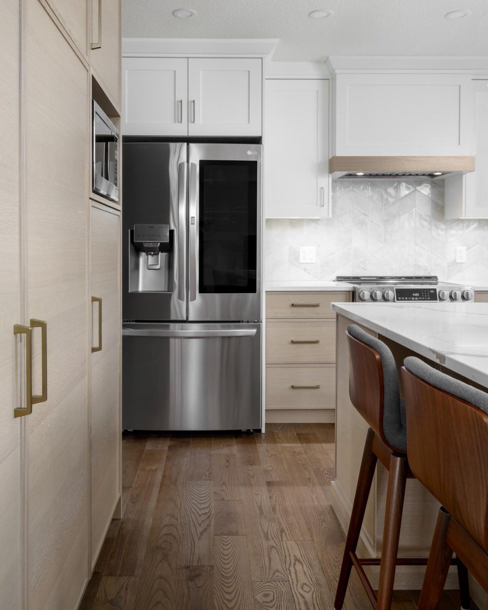 ruschdesignbld's tweet image. Simple kitchens, smart choices ✨

Thoughtful design paired with smart appliances makes everyday living easier, more efficient, and just that much better.

#RuschDesignBuild #YYCKitchen #SmartHome #KitchenDesign #YYCRenovation #CalgaryHomes